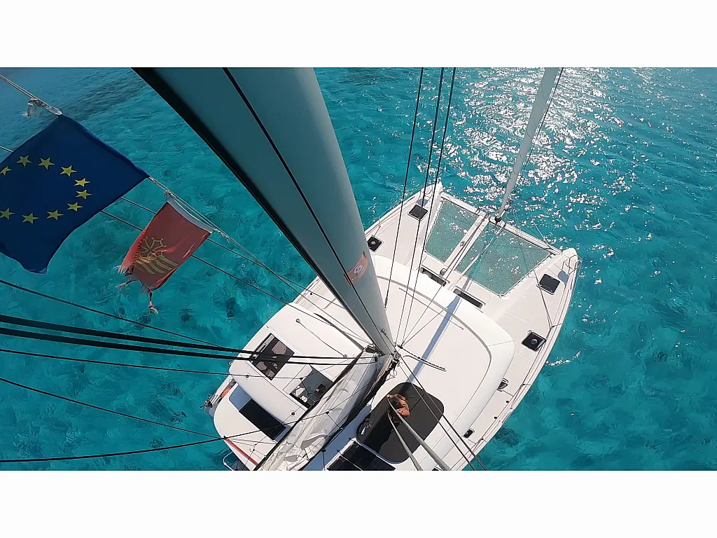 Lagoon 42 - External image