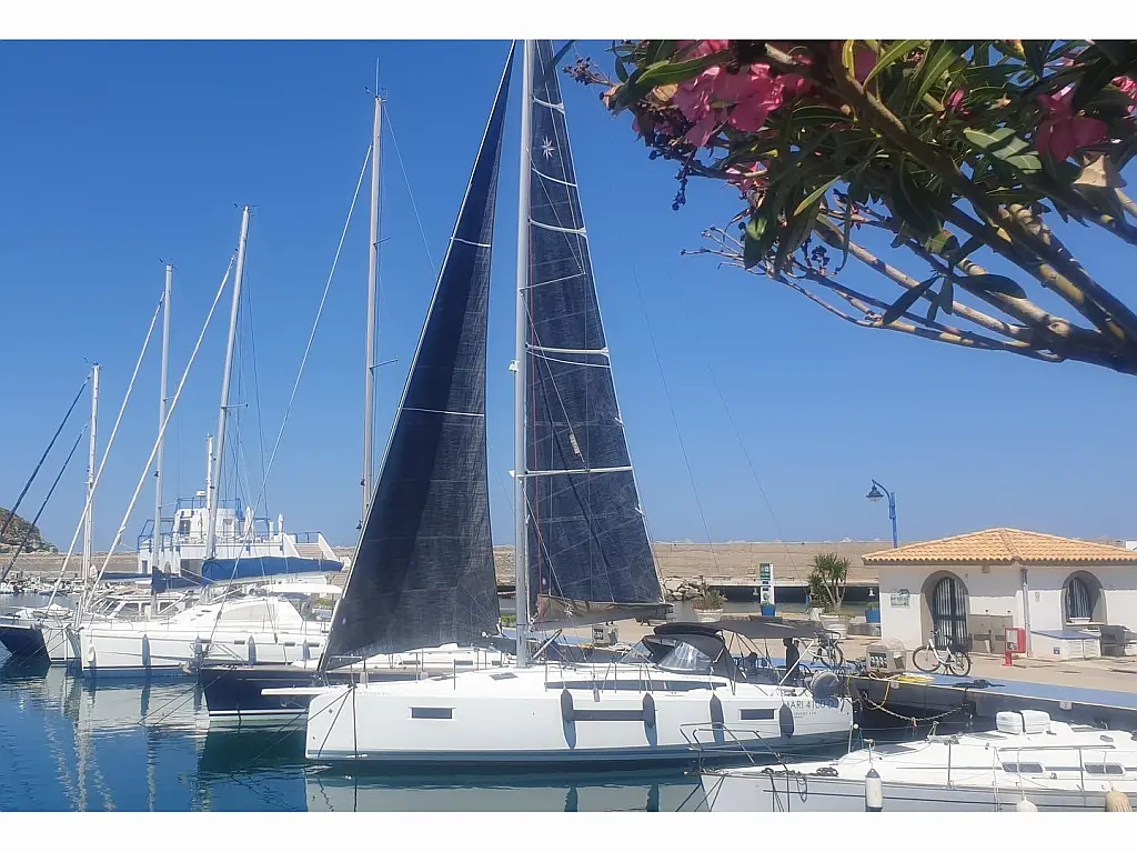 Sun Odyssey 410 Performance - New sail - External image